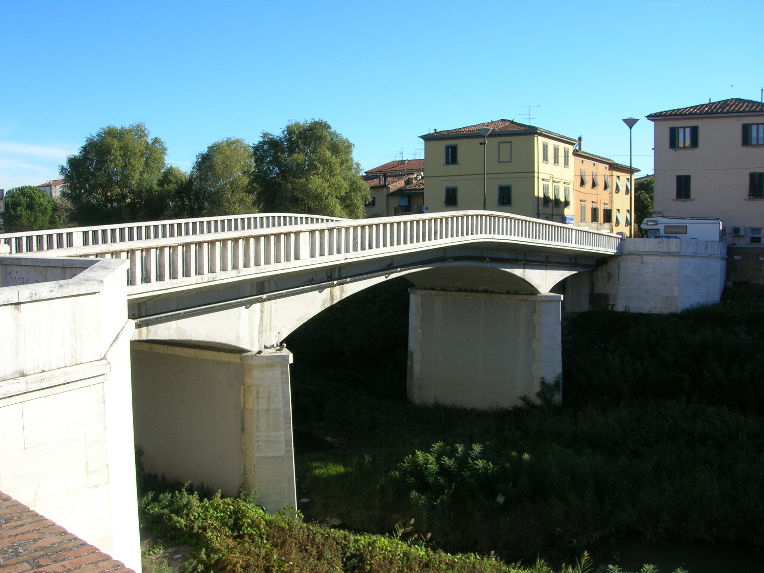Ponte in marmo bianco